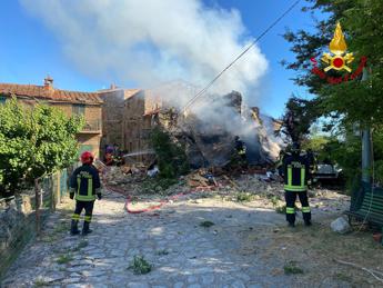 Esplosione e crollo di una palazzina a Terni, soccorsa una donna