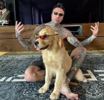 Fedez rompe il silenzio social, la foto con (la sosia di) Paloma