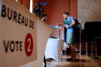 Francia, è il giorno delle elezioni legislative anticipate: al voto dopo il flop di Macron