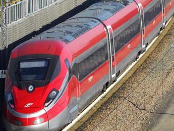 Frecciarossa fermo per 3 ore alle porte di Roma. Franceschini a bordo: “Non si respirava, qualcuno è svenuto”