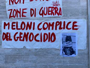 G7, corteo a Fasano: sul muro anche foto di Meloni a testa in giù