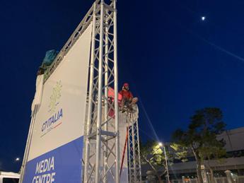 G7, manifestanti su stuttura media center