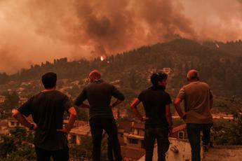 Grecia, incendi in tutto il Paese: dichiarato stato di massima allerta