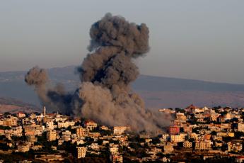 Israele, raid nel sud del Libano. Media: “Enorme riserva armi Hezbollah in aeroporto Beirut”