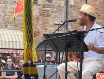 Jovanotti a sopresa torna sul palco: “Ho mollato le stampelle” – Video