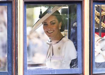 Kate Middleton, il ritorno dopo mesi: in bianco e sorridente per sua prima uscita pubblica – Foto