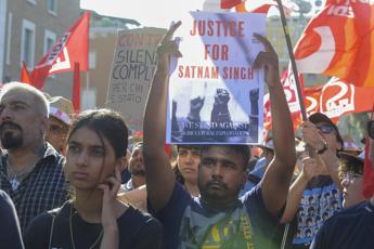 Morte Satnam Singh, a Latina manifestazione contro caporalato. Mattarella: “Stop sfruttamento lavoro illegale”