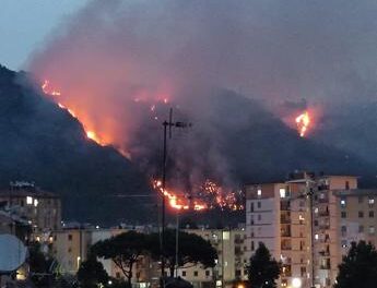 Napoli, incendio ai Camaldoli: Canadair in azione e cenere in tutta la città – Video