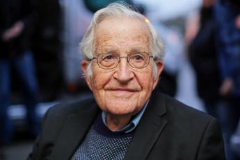 Noam Chomsky dimesso da ospedale di San Paolo in Brasile