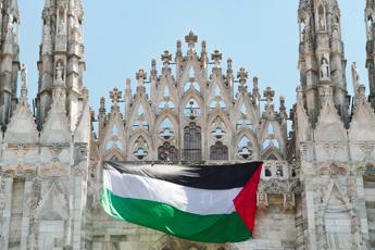 Nuovo blitz di Apuzzo, srotola bandiera della Palestina sul Duomo di Milano