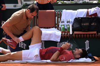 Roland Garros, per Djokovic quarti di finale a rischio: “Non so se giocherò”