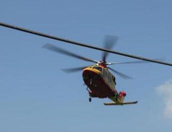 Si schianta con il parapendio su pista ciclabile, morto turista 29enne