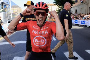 Tour de France, Vauquelin vince seconda tappa e Pogacar nuova maglia gialla