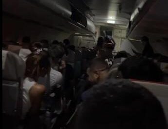 Volo Fiumicino-Olbia in ritardo di 3 ore: protesta passeggeri, alcuni scendono