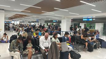 Caos voli, ritardi e cancellazioni in aeroporti milanesi: ultime news