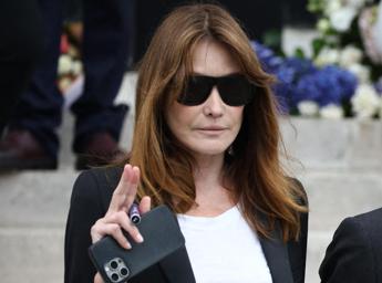 Carla Bruni verso l’incriminazione, sospetti pesantissimi per campagna ‘Sauver Sarko’