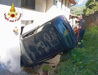 Dimentica il freno a mano, auto finisce dentro la casa del vicino