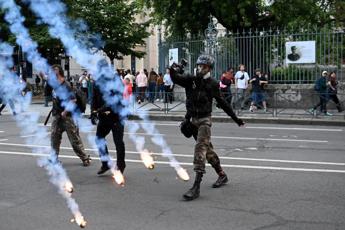 Elezioni Francia, scontri a Parigi tra polizia e estremisti sinistra