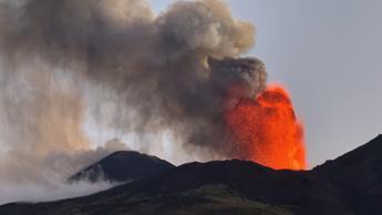 Etna in eruzione, fontane di lava e nube di cenere: voli ridotti a Catania