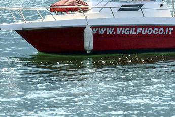 Lago di Como, noleggiano barca per fare il bagno al largo: lui muore a 22 anni, salvata la ragazza