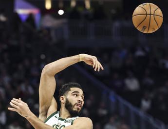 Nba, mercato si infiamma: Thompson va a Dallas e George ai Sixers, rinnovo record per Tatum