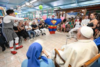 Papa a sorpresa a Ostia tra i circensi: “Grazie per essere portatori di sorrisi e di gioia”