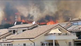 Roma, incendio a Casal Lumbroso: evacuati i residenti. Pioggia di cenere fino in centro. Il Campidoglio: “Tenete chiuse le finestre”