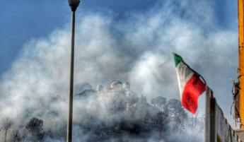 Roma, incendio a Monte Mario: evacuati edifici e sede Rai. Gualtieri: “Possibile rogo partito da accampamento”