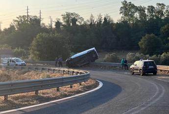 Roma, scappa su furgone rubato ma finisce fuoristrada: un morto sull’Aurelia