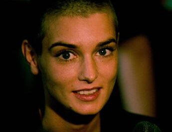 Sinéad O’Connor è morta per una malattia polmonare e per asma: escluso suicidio e overdose