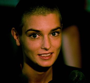 Sinéad O’Connor è morta per una malattia polmonare e per asma: escluso suicidio e overdose