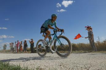 Tour de France, si ritira in corsa Lutsenko. E non è il solo