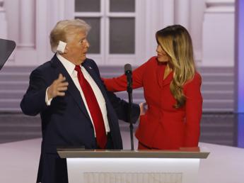 Trump, Melania e il bacio ‘al Var’ – Video