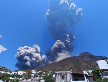 Vulcano Stromboli, oggi nuova esplosione: sull’isola una nube e cenere