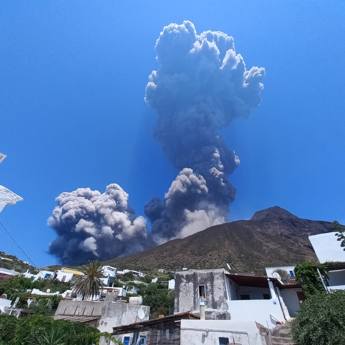 Vulcano Stromboli, oggi nuova esplosione: sull’isola una nube e cenere