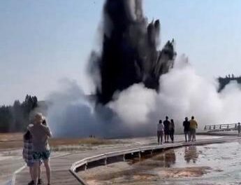 Yellowstone, esplosione ‘naturale’ spaventa i turisti – Video