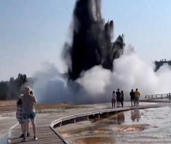 Yellowstone, esplosione ‘naturale’ spaventa i turisti – Video