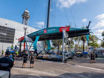 America’s Cup, la barca di New Zealand cade dalla gru