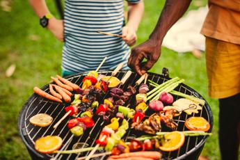 Barbecue di Ferragosto, grigliata protagonista 15 agosto: meglio carne o pesce?