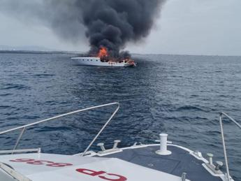 Barca a fuoco al largo di Ostia, tutti salvi