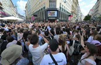 Concerti annullati per rischio attentati, i fan di Taylor Swift invadono Vienna e cantano in strada – Video