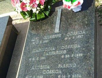 Cossiga, l’omaggio della famiglia al cimitero di Sassari