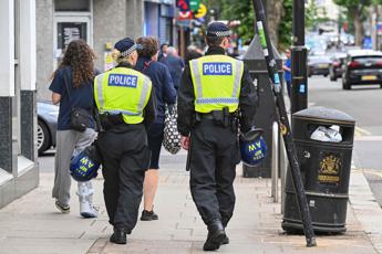 Disordini in Gran Bretagna, polizia di Londra: “Badate ai vostri figli stasera”