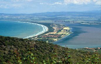 Ferragosto con blackout all’Argentario, il sindaco: “Troppa gente, ticket come a Venezia”