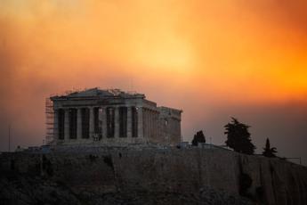 Incendio in Grecia, bruciano i boschi a nord di Atene: migliaia di residenti evacuati