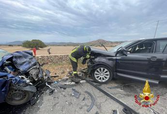 Incidente in Sardegna, frontale tra due auto sulla Olbia-Loiri: 1 morto