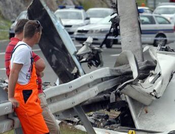 Incidente su A1, pullman contro guard-rail: un morto e 15 feriti