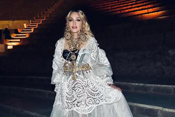 Madonna visita gli scavi di Pompei e finanzia il progetto per ragazzi ‘Sogno di volare’ – Fotogallery