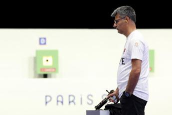 Mano in tasca, t-shirt e argento: il cecchino della domenica idolo di Parigi 2024