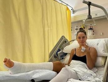 Matilde Gioli in ospedale con la gamba rotta: “Scrivetemi titoli di libri e film preferiti”